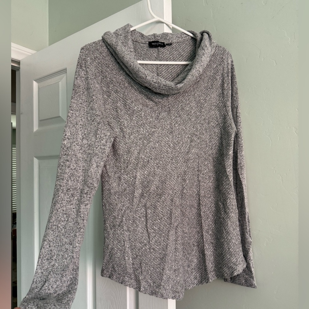 EUC TEMPTED SWEATER SIZE SMALL